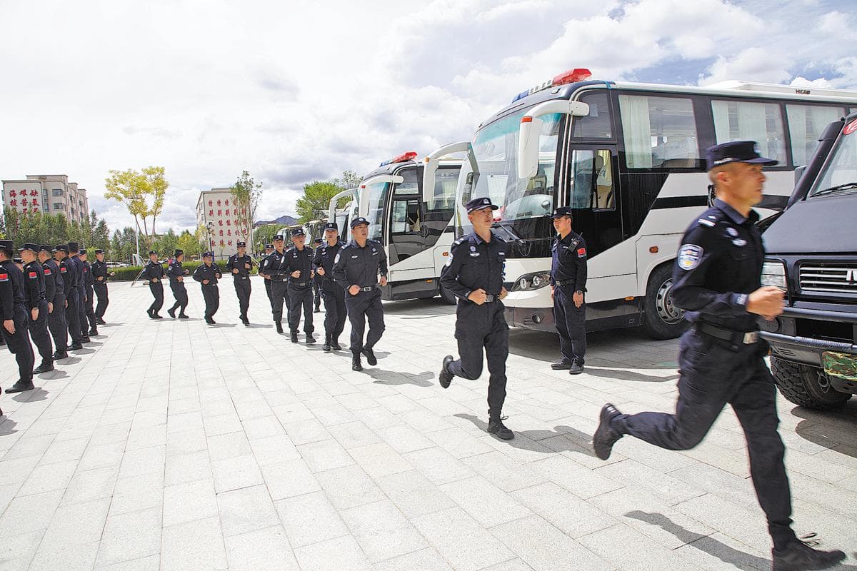 Police officers in Xizang line up in front of buses and patrol vehicles before jogging off to take up disaster response duties.