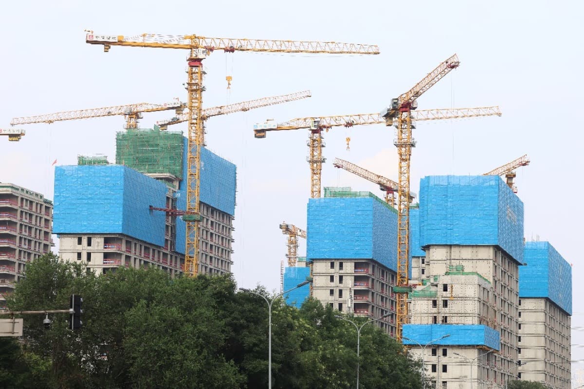 一处在建住宅小区,多台塔吊林立。