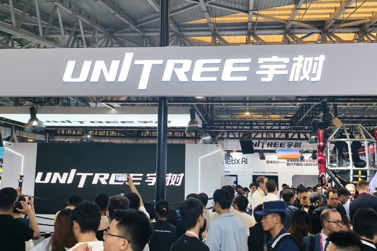 展会现场的宇树科技(UNITREE)展位,人群聚集参观。