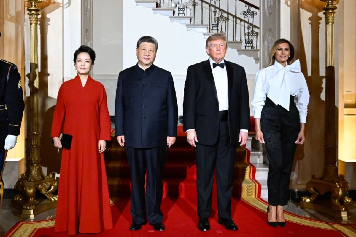 白宫内,习近平与夫人彭丽媛同特朗普与夫人梅拉尼娅并排合影,身后是白宫的大理石楼梯与铺着红毯的台阶。