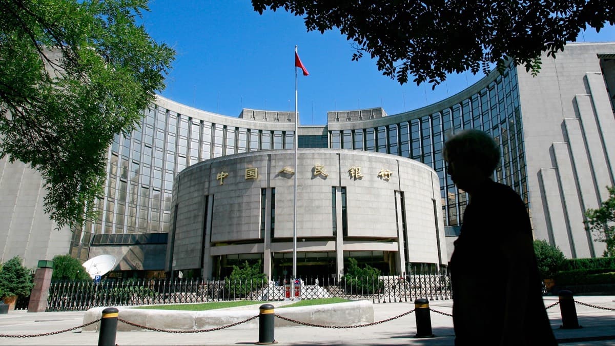 行人经过中国人民银行总行大楼